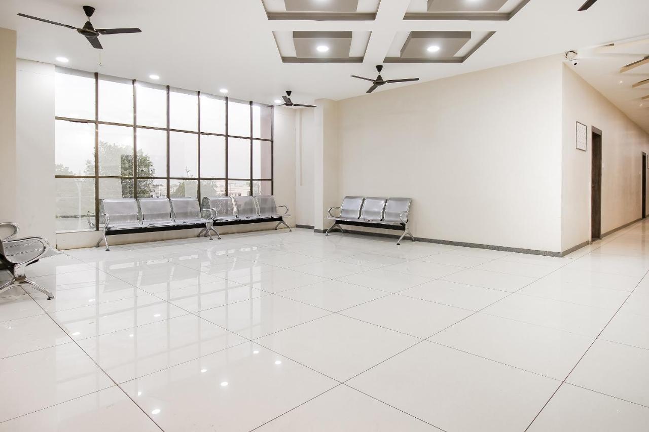 Oyo Flagship 71595 Hotel Lakhdatar Shegaon Esterno foto