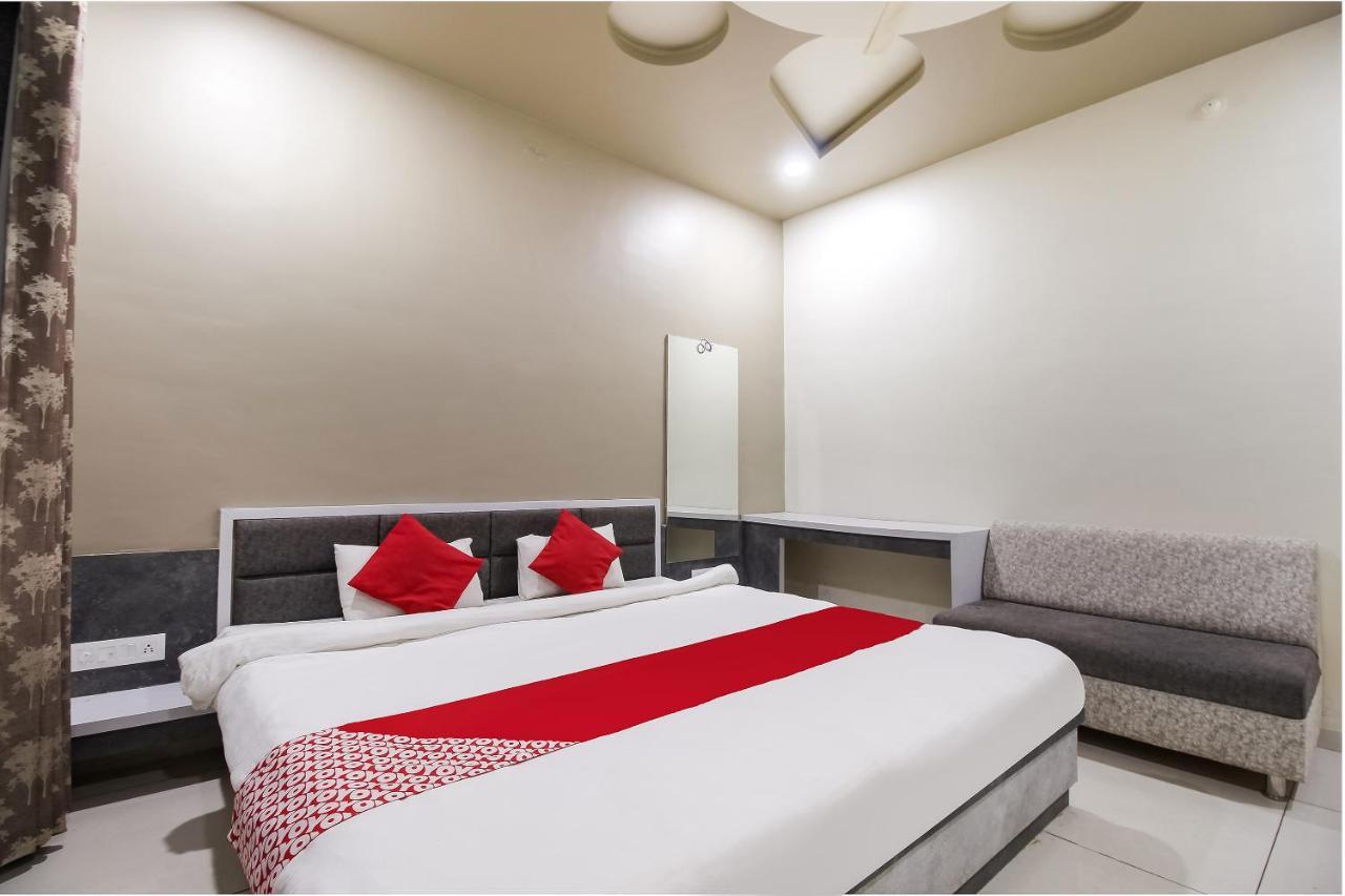 Oyo Flagship 71595 Hotel Lakhdatar Shegaon Esterno foto